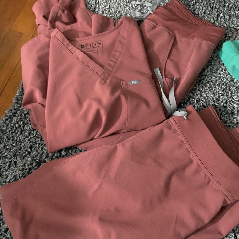 FIGS MAUVE SET WITH EXTRA PANTS
